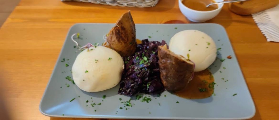 Danie Bistro AK71 z pyzami i kapustą modrą