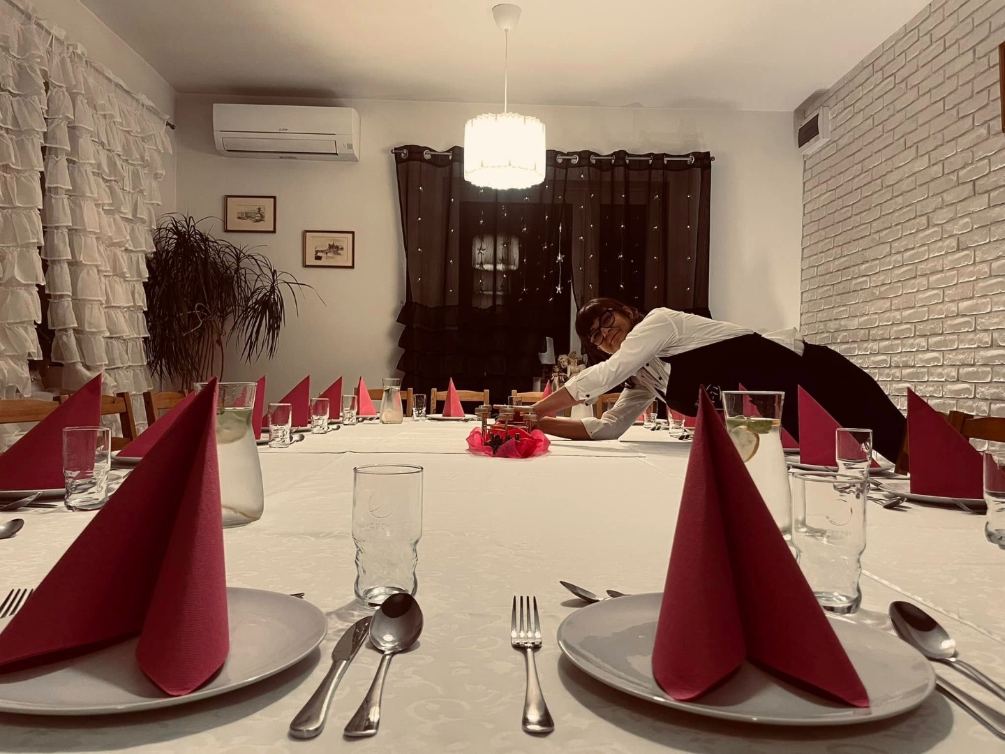 Sala bankietowa Bistro AK-71 przygotowana na imprezę okolicznościową